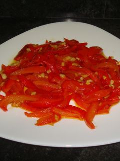 Una foto de Tiras de pimientos rojos al ajillo