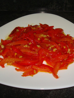 Una foto de Tiras de pimientos rojos al ajillo