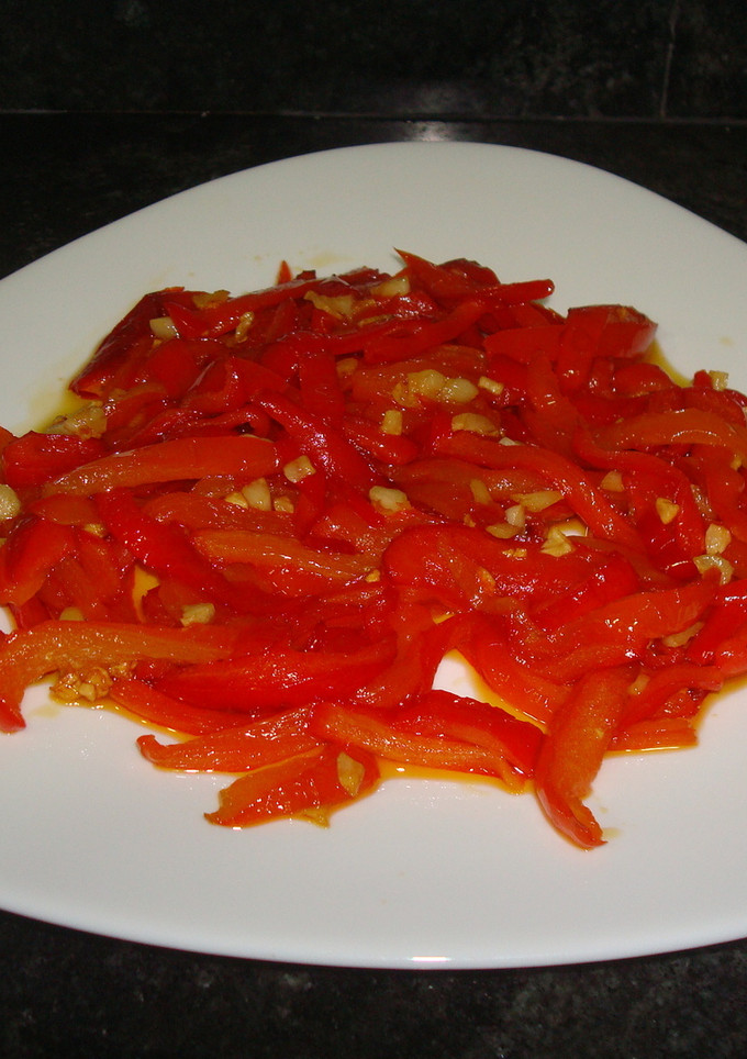 Una foto de Tiras de pimientos rojos al ajillo