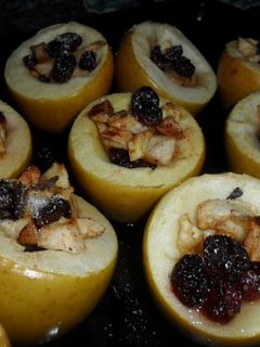 Una foto de Manzanas asadas con arándanos y almíbar de vainilla a las especias