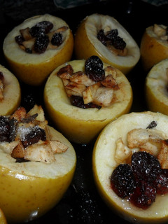 Una foto de Manzanas asadas con arándanos y almíbar de vainilla a las especias