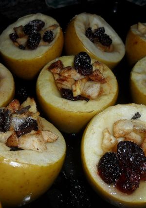 Una foto de Manzanas asadas con arándanos y almíbar de vainilla a las especias