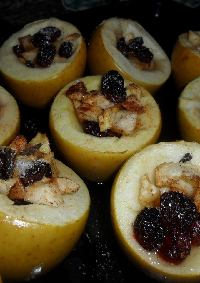 Una foto de Manzanas asadas con arándanos y almíbar de vainilla a las especias