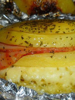 Una foto de Patatas asadas rellenas de queso y bacon