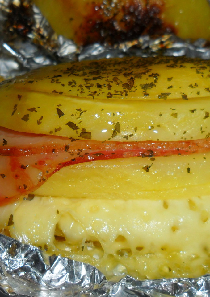 Una foto de Patatas asadas rellenas de queso y bacon