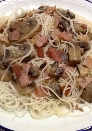 Una foto de Fideos de arroz con champiñón y beicon