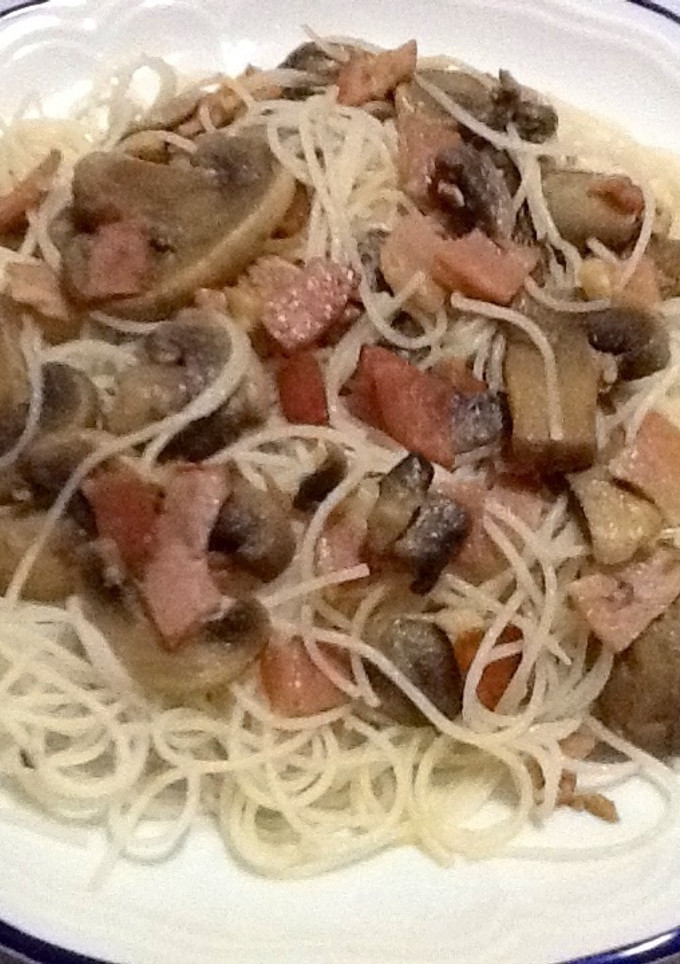 Una foto de Fideos de arroz con champiñón y beicon