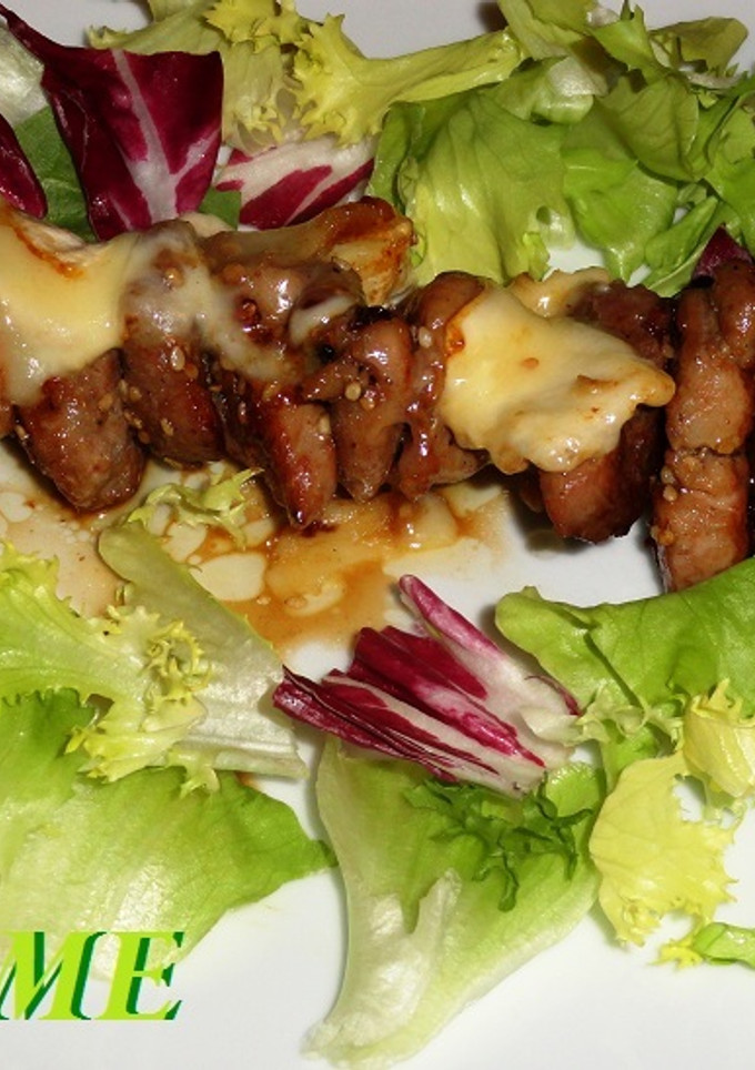 Una foto de Brochetas de solomillo de cerdo y queso brie