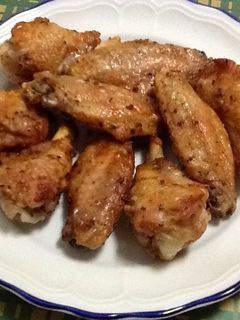 Una foto de Alitas de pollo asadas con mostaza antigua