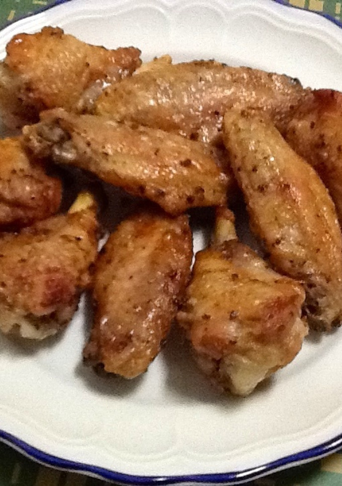 Una foto de Alitas de pollo asadas con mostaza antigua