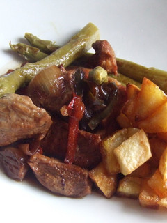 Una foto de Secreto ibérico con cebollitas francesas y dados de patatas