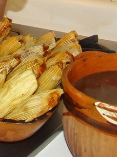Una foto de Tamalitos norteños estilo Monterrey y Champurrado