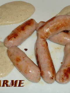 Una foto de Salchichas mini de cerdo con salsa de champiñones