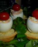Huevos rellenos en cazuelitas de brisa