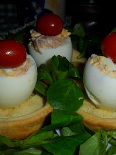 Una foto de Huevos rellenos en cazuelitas de brisa