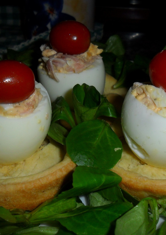 Una foto de Huevos rellenos en cazuelitas de brisa