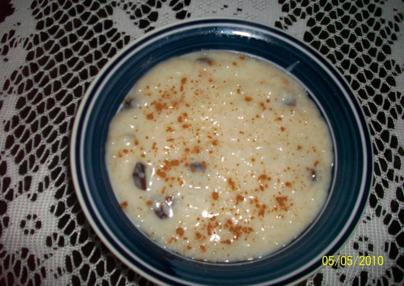Arroz con leche con pasas y canela
