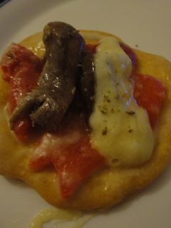 Una foto de Canapés de anchoas, tetilla y pimientos