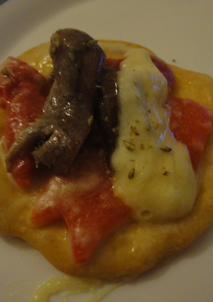 Una foto de Canapés de anchoas, tetilla y pimientos