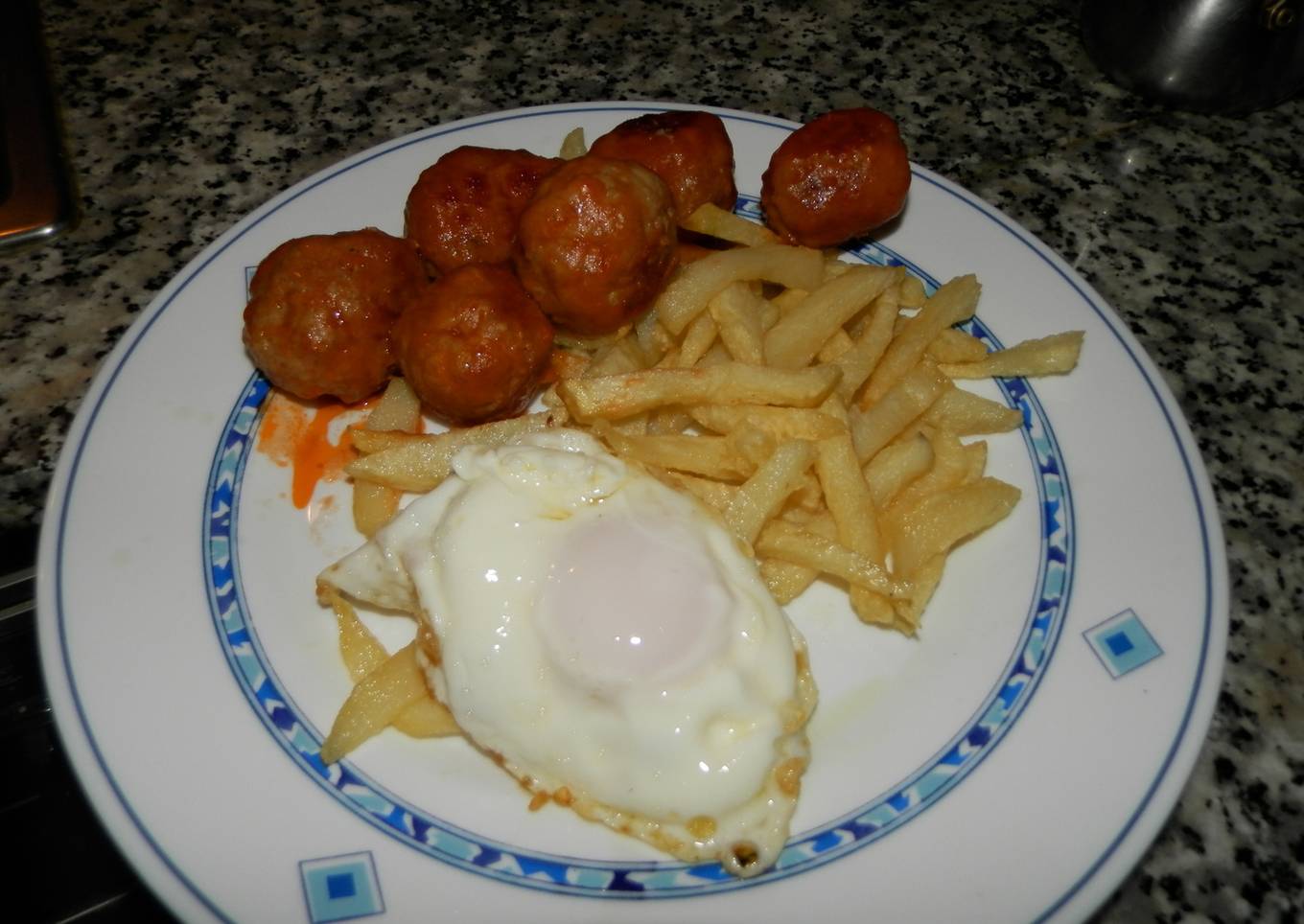 Plato combinado de huevo y albóndigas