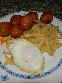 Una foto de Plato combinado de huevo y albóndigas