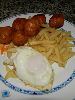 Una foto de Plato combinado de huevo y albóndigas