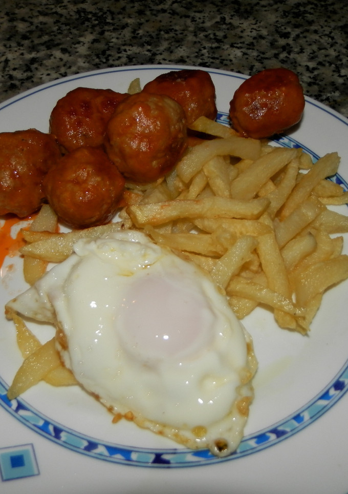 Una foto de Plato combinado de huevo y albóndigas
