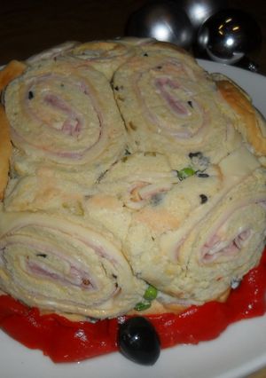 Una foto de Tarta de ensalada rusa y rollitos de pionono con jamón y queso