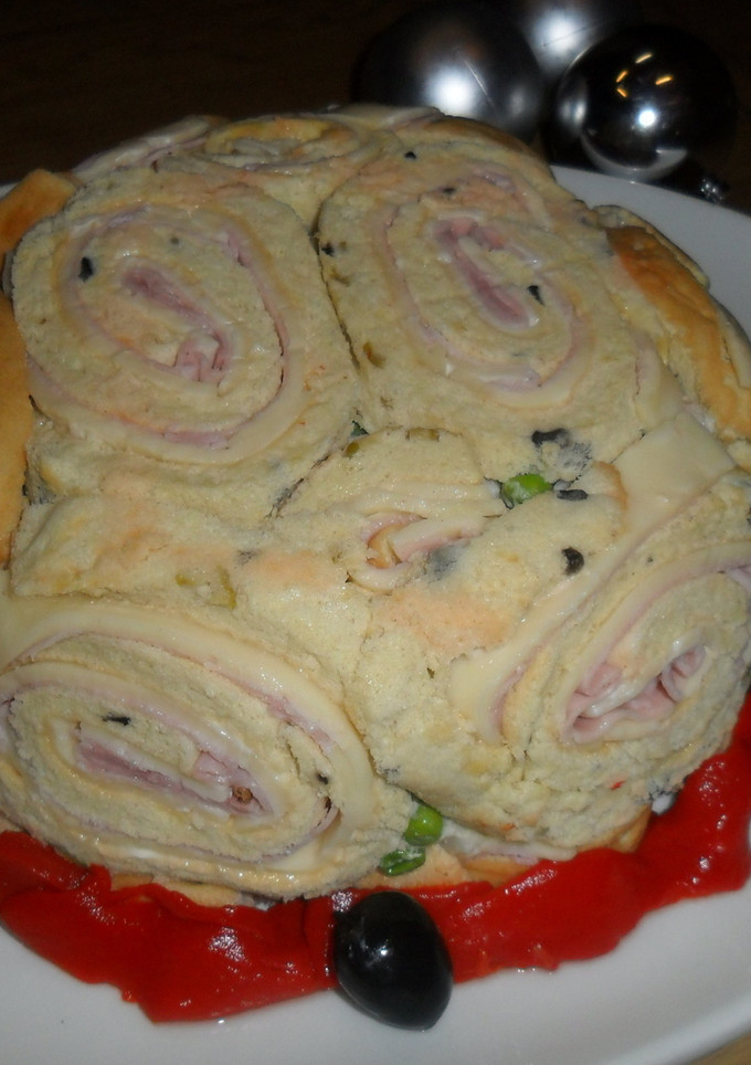 Una foto de Tarta de ensalada rusa y rollitos de pionono con jamón y queso