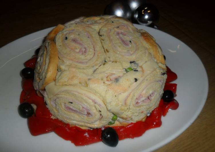 Tarta de ensalada rusa y rollitos de pionono con jamón y queso