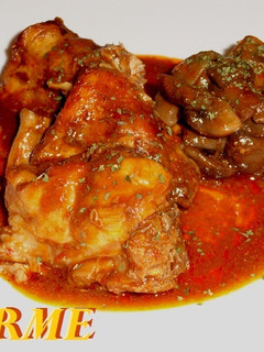 Una foto de Conejo en salsa al cacao con champiñones