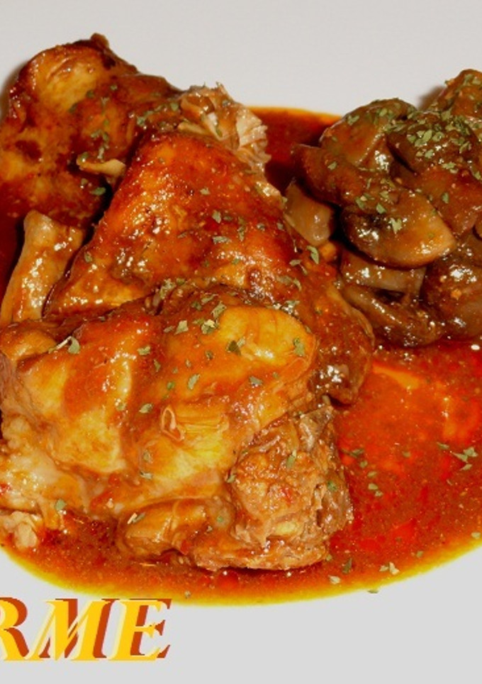 Una foto de Conejo en salsa al cacao con champiñones