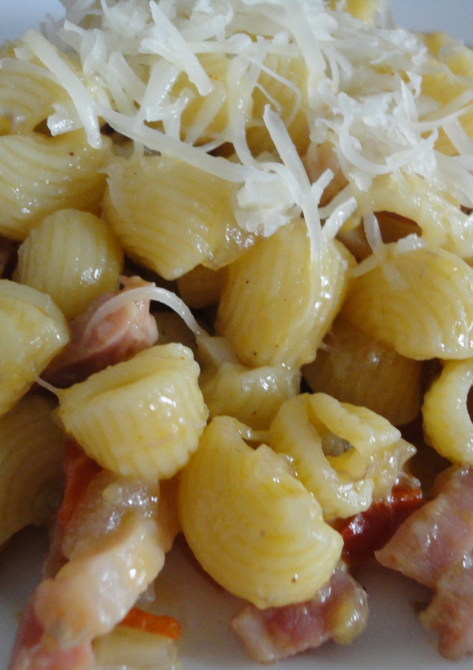 Una foto de Macarrones con salsa de plátano