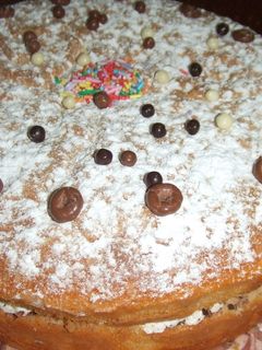 Una foto de Bizcocho al limón relleno de peras y chocolate