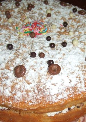 Una foto de Bizcocho al limón relleno de peras y chocolate