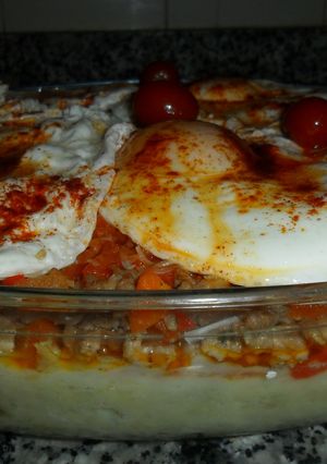 Una foto de Pastel de papa y carne con huevos fritos al pimentón
