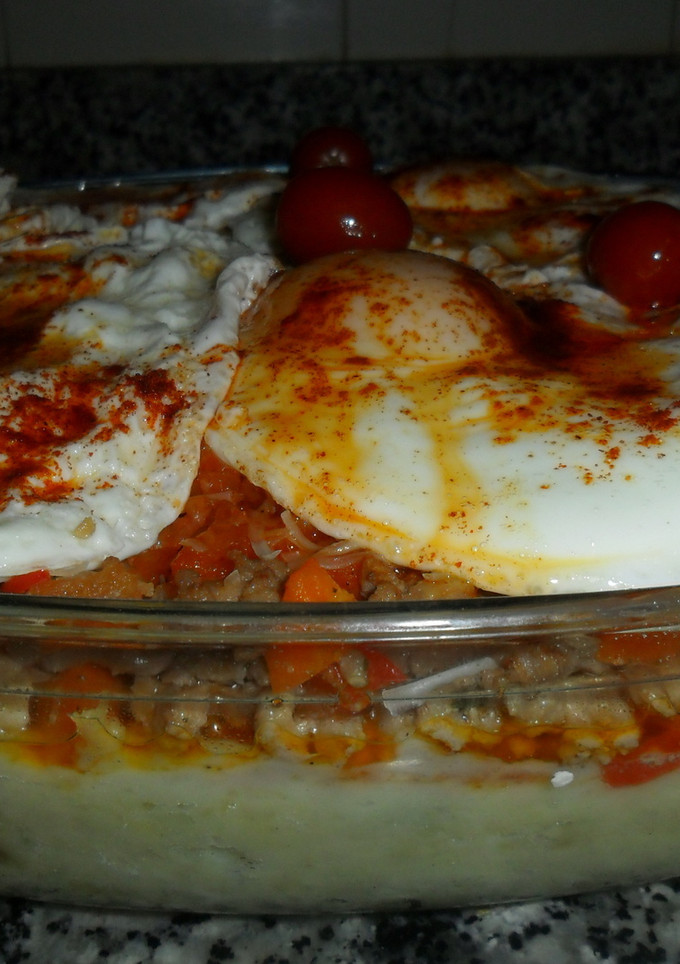 Una foto de Pastel de papa y carne con huevos fritos al pimentón