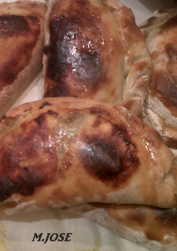 Una foto de Empanadas argentinas con aceitunas