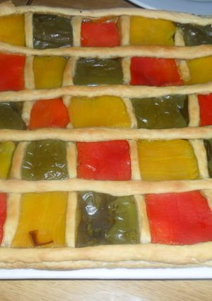 Una foto de Tarta cuadriculada de cebolla y pimientos