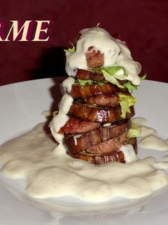 Una foto de Milhojas de berenjenas y hamburguesas