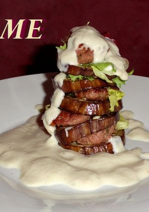 Una foto de Milhojas de berenjenas y hamburguesas