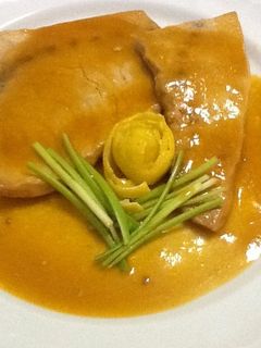 Una foto de Emperador con salsa de puerro