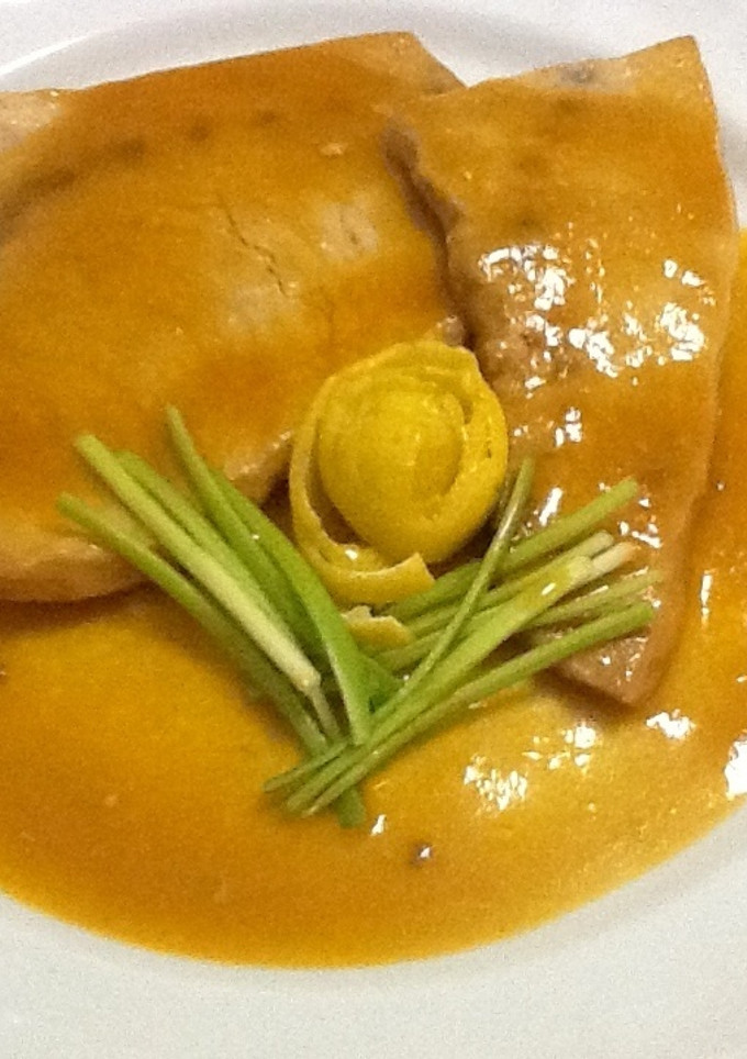 Una foto de Emperador con salsa de puerro
