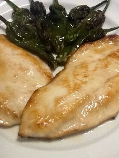 Una foto de Pechugas con pimientos del padrón