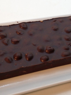 Una foto de Turrón de chocolate con avellanas