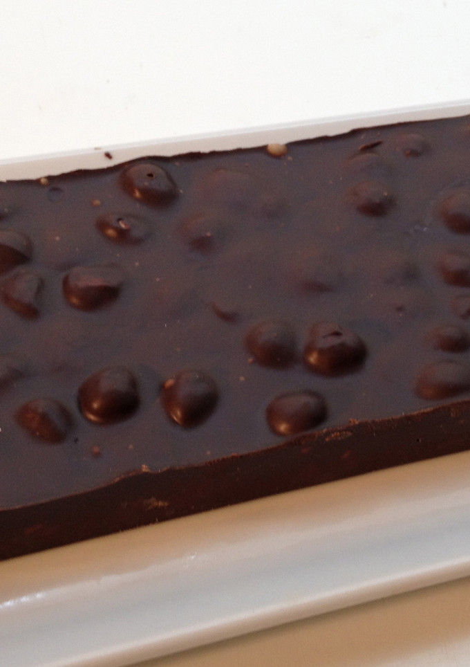 Una foto de Turrón de chocolate con avellanas