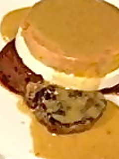 Una foto de Solomillo con queso de cabra y micuit de pato con salsa Pedro Ximénez