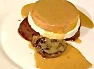 Una foto de Solomillo con queso de cabra y micuit de pato con salsa Pedro Ximénez