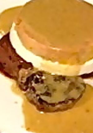 Una foto de Solomillo con queso de cabra y micuit de pato con salsa Pedro Ximénez