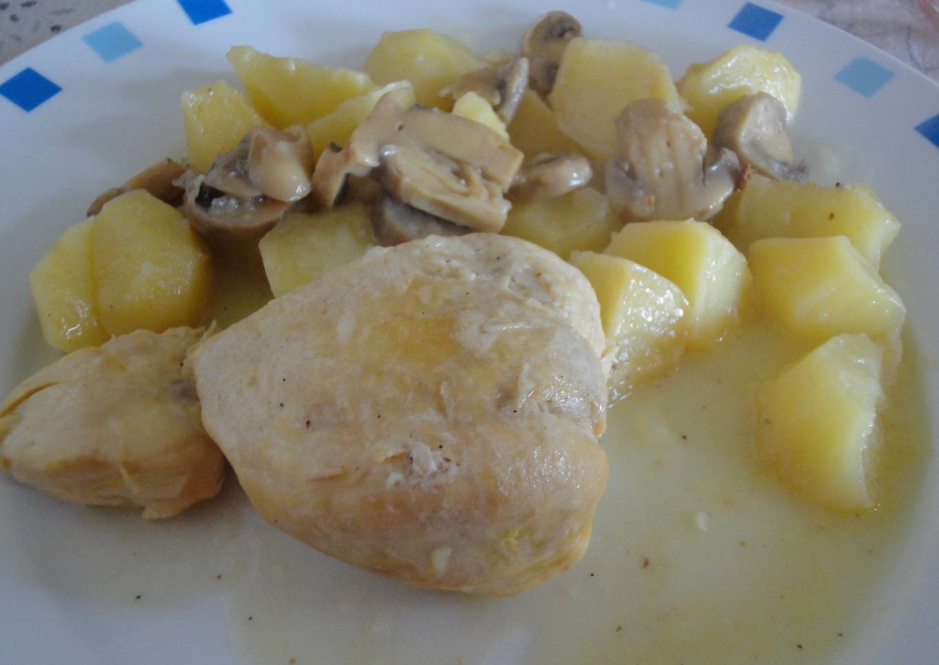 Pechugas de pollo en salsa de vino y cebolla<br />